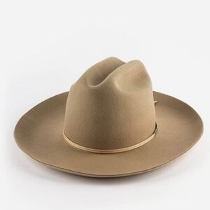 Brand new M/L 
Still in box.
100% AUS Wool.
Cattleman Crown
TOcrown height.